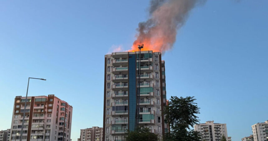 Flăcările mistuie o clădire de 13 etaje în sud-estul Turciei: trei vieți pierdute, printre care două de copii 1 incendiu la o cladire cu 13 etaje in sud estul turciei trei morti dintre care doi copii 68420eb829959