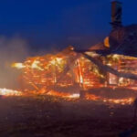 Flăcările mistuie Vârful Vlădeasa: cabana și stația meteorologică în pericol, pompierii luptă pentru salvarea rezervorului de combustibil. 3 incendiu pe varful vladeasa cabana si statia meteo cuprinse de flacari pompierii incearca sa protejeze rezervorul de combustibil 685b0d5cc7891