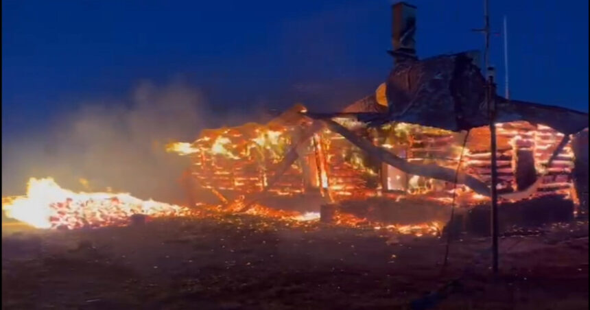 Flăcările mistuie Vârful Vlădeasa: cabana și stația meteorologică în pericol, pompierii luptă pentru salvarea rezervorului de combustibil. 1 incendiu pe varful vladeasa cabana si statia meteo cuprinse de flacari pompierii incearca sa protejeze rezervorul de combustibil 685b0d5cc7891