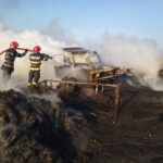 Foc devastator în Babadag: Flăcările înghit un ARO, dar pompierii salvează utilajele agricole! 2 incendiu puternic de vegetatie uscata in babadag un aro mistuit de flacari pompierii au reusit sa salveze utilajele agricole 6853119f5203e