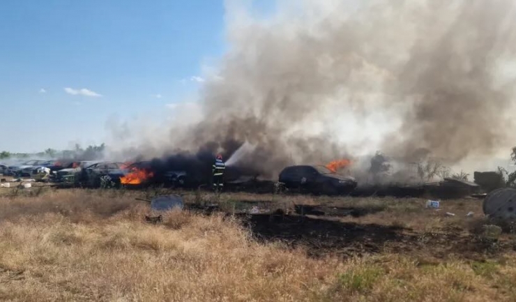 Flăcări devastatoare pe strada Vârful cu Dor din Constanța 1 incendiu puternic pe strada varful cu dor din constanta 6859abe4c4e7f
