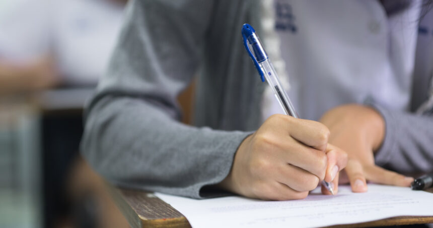 Startul examenului de Bacalaureat: Probele scrise la Limba și literatura română, cu acces la lucrări după evaluare! 1 incep probele scrise ale examenului de bacalaureat cu limba si literatura romana elevii vor putea vedea lucrarile dupa evaluare 6847d73e64854