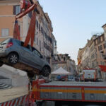 Aventură neobișnuită în inima Romei: Un octogenar s-a împotmolit cu automobilul pe renumitele Trepte Spaniole 2 incident ciudat la roma un batran de 80 de ani a ramas blocat cu masina pe celebrele trepte spaniole 6851c492b9724