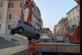 incident ciudat la roma un batran de 80 de ani a ramas blocat cu masina pe celebrele trepte spaniole 6851c492b9724