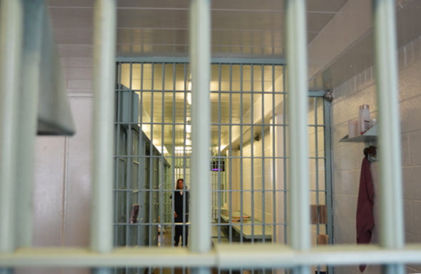 Bărbatul care a intimidat-o pe fosta soție și a distrus dispozitivul de supraveghere, răpise anterior copilul și îi comunicase că mama nu mai este printre ei. 1 individul care si a terorizat fosta sotie si si a distrus bratara de monitorizare isi rapise in trecut copilul si ii spusese ca mama nu mai este 685b1cf9393aa