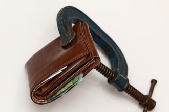 ing avertisment pentru economia romaniei estimeaza ca reducerea deficitului s ar putea realiza prin scaderea cheltuielilor si cresteri de impozite cresterea tva risc de inflatie 683e1f3eb5812