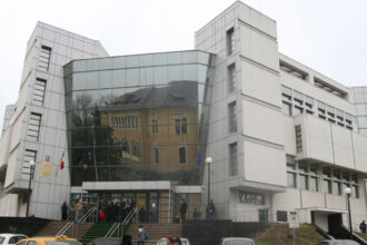 instanta a suspendat dizolvarea unei firme din chirnogeni anchetata pentru folosirea ilegala a minorilor la munca si tentativa de sustragere de la raspundere penala 685415d32cfbe