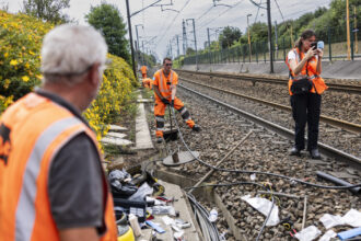 intarzieri majore si trenuri eurostar anulate dupa ce sute de metri de cabluri au fost furate pe linia de mare viteza 685c0a492ae31
