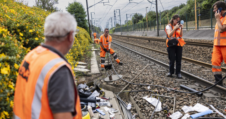 Haos pe calea ferată: sute de metri de cabluri furate provoacă întârzieri și anulări la trenurile Eurostar 1 intarzieri majore si trenuri eurostar anulate dupa ce sute de metri de cabluri au fost furate pe linia de mare viteza 685c0a492ae31