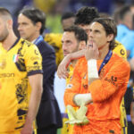 Inter Milano s-a întors acasă, întâmpinată de un singur susținător: „Sunt poate puțin nebun, dar acești băieți merită cu adevărat aprecierea!” 3 inter milano a fost asteptata la aeroport la intoarcere de un singur fan sunt singurul idiot dar tipii astia merita totusi aplauze 683dd505874e6