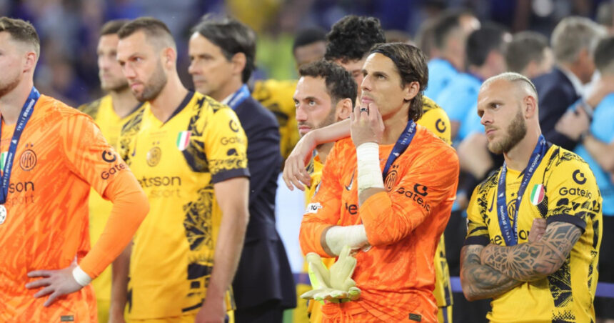 Inter Milano s-a întors acasă, întâmpinată de un singur susținător: „Sunt poate puțin nebun, dar acești băieți merită cu adevărat aprecierea!” 1 inter milano a fost asteptata la aeroport la intoarcere de un singur fan sunt singurul idiot dar tipii astia merita totusi aplauze 683dd505874e6