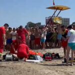 Salvarea dramatică de pe plaja Modern: O persoană recuperată din valuri! 2 interventie de urgenta pe plaja modern o persoana a fost scoasa din mare 6845806b77734