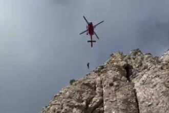 interventie dificila a salvamontistilor pentru recuperarea a 4 persoane blocate in acele morarului din bucegi 683c3df139ff7