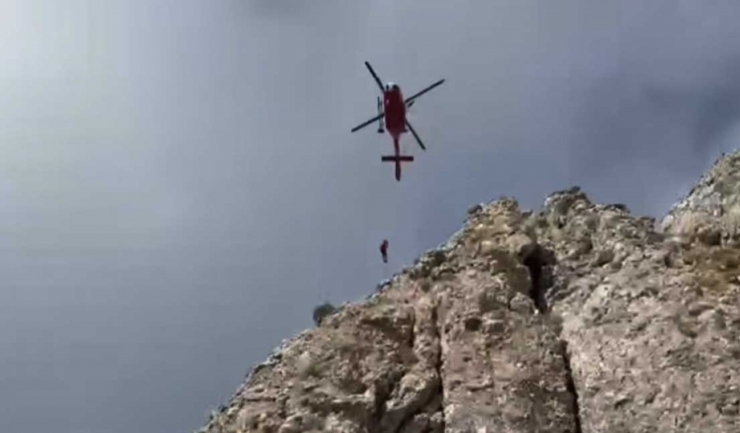 Misiune provocatoare pentru salvamontiști: recuperarea a patru turiști prinsi în Capcanele Morarului din Bucegi 1 interventie dificila a salvamontistilor pentru recuperarea a 4 persoane blocate in acele morarului din bucegi 683c3df139ff7