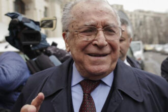 ion iliescu a reusit sa se ridice cu sprijin la marginea patului anuntul medicilor despre starea fostului presedinte 684eb13369450