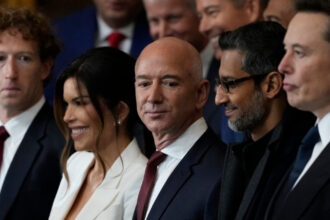 jeff bezos si blue origin incearca sa profite de raceala dintre trump si musk 685fb2430a010