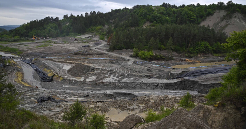 Sufoziunile de la Salina Praid: Fenomene naturale care diminuează riscurile de prăbușire iminentă 1 la salina praid continua sa se produca sufoziuni dar care reduc riscurile unei prabusiri pe termen scurt 684c234492f39