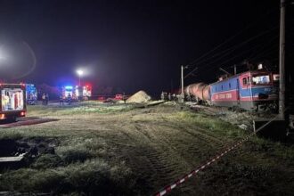locomotiva si doua vagoane ale unui tren plin cu benzina au deraiat in judetul teleorman combustibilul dintr un vagon se scurge pe sine 6843dcca63cd0