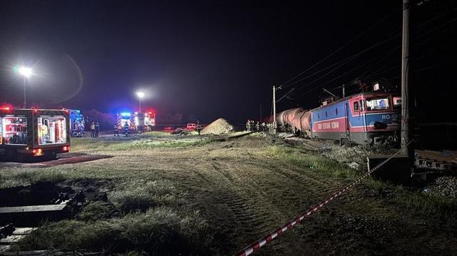 Trenul cu benzină a deraiat în Teleorman: un vagon își pierde încărcătura pe șine 1 locomotiva si doua vagoane ale unui tren plin cu benzina au deraiat in judetul teleorman combustibilul dintr un vagon se scurge pe sine 6843dcca63cd0