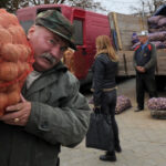 „Marea revoltă a cartofilor” zguduie Belarusul. Cum a generat Lukașenko o criză agricolă în favoarea Rusiei 3 mafia cartofilor starneste furie in belarus cum a declansat lukasenko o criza agricola de care profita rusia 685e1a4cc27e8