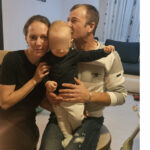 O mamă de un an de zile se zbate pentru a supraviețui. Jandarmul din Tulcea, Sorin Andrici: Să ne unim forțele pentru a proteja această familie! 2 mama unui baietel de un an lupta pentru viata jandarmul tulcean sorin andrici hai sa fim impreuna scutul acestei familii 684e8d84d6806