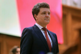 mesajul lui nicusor dan de ziua drapelului national aducem astazi un omagiu celor care au aparat cu pretul vietii acest simbol 685d0b0866dcf