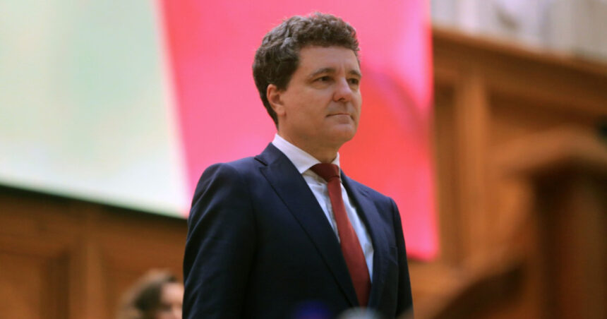 Apelul lui Nicușor Dan cu ocazia Zilei Drapelului Național: Onorăm sacrificiul celor care au apărat acest simbol cu viața lor 1 mesajul lui nicusor dan de ziua drapelului national aducem astazi un omagiu celor care au aparat cu pretul vietii acest simbol 685d0b0866dcf