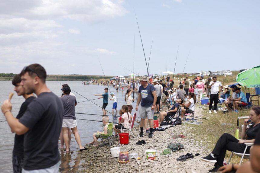 Starurile din Topraisar: Peste 170 de tineri pescarasi au luat parte la a IV-a ediție a competiției „Învățăm să pescuim” 1 micii pescari din topraisar vedetele zilei peste 170 de copii au participat la concursul intitulat invatam sa pescuim editia a iv a 684ee86ab3fc3