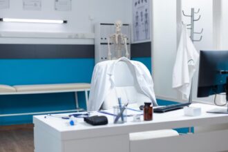 ministrul sanatatii anunta masuri drastice impotriva medicilor care nu respecta programul la stat acest fenomen se va opri 685ffaa7675dd