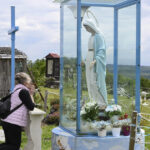 Enigma Fecioarei Maria cu lacrimi de sânge, descoperită aproape de Roma: De la cine provine ADN-ul de pe statuie? 2 misterul fecioarei maria care plange cu lacrimi de sange langa roma cui apartine adn ul de pe statuie 6859a6a88a1a5