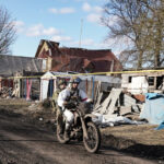 „Cavalerii haosului” ai lui Putin pătrund cu viteză în „țara fără lege” pentru a semăna dezordinea. O strategie în plină expansiune pe câmpul de luptă. 2 motociclistii sinucigasi ai lui putin intra in viteza in tara nimanui pentru a provoca haos tactica tot mai populara pe front 68602217cc089