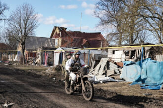 motociclistii sinucigasi ai lui putin intra in viteza in tara nimanui pentru a provoca haos tactica tot mai populara pe front 68602217cc089
