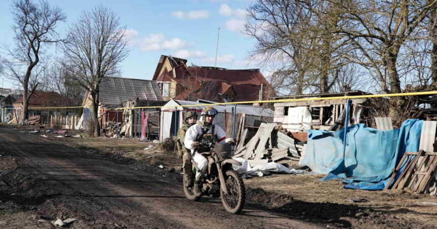 „Cavalerii haosului” ai lui Putin pătrund cu viteză în „țara fără lege” pentru a semăna dezordinea. O strategie în plină expansiune pe câmpul de luptă. 1 motociclistii sinucigasi ai lui putin intra in viteza in tara nimanui pentru a provoca haos tactica tot mai populara pe front 68602217cc089
