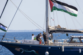 nava madleen cu 12 activisti pro palestinieni la bord inclusiv greta thunberg a ajuns in portul israelian asdod sub paza militara 68474a3c7f057
