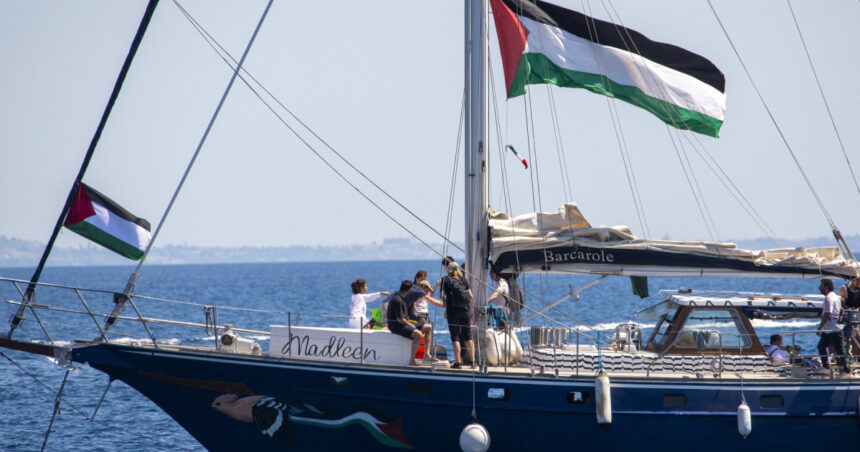Nava Madleen, purtătoare de mesaje pro-palestiniene, a acostat în portul israelian Așdod, având la bord 12 activiști, printre care și Greta Thunberg, sub protecția forțelor armate. 1 nava madleen cu 12 activisti pro palestinieni la bord inclusiv greta thunberg a ajuns in portul israelian asdod sub paza militara 68474a3c7f057