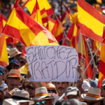 Mii de cetățeni ies în stradă în Spania pentru a contesta corupția premierului Pedro Sanchez 3 noi proteste in spania impotriva premierului pedro sanchez acuzat de coruptie zeci de mii de oameni in strada 6845adc99973f