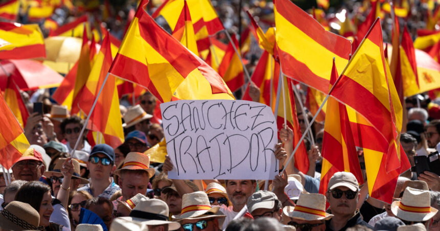 Mii de cetățeni ies în stradă în Spania pentru a contesta corupția premierului Pedro Sanchez 1 noi proteste in spania impotriva premierului pedro sanchez acuzat de coruptie zeci de mii de oameni in strada 6845adc99973f