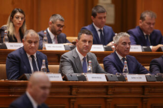 noul guvern investit de parlament cabinetul bolojan a obtinut 301 voturi pentru si 9 impotriva aur a parasit sala inaintea votului 685980100acba