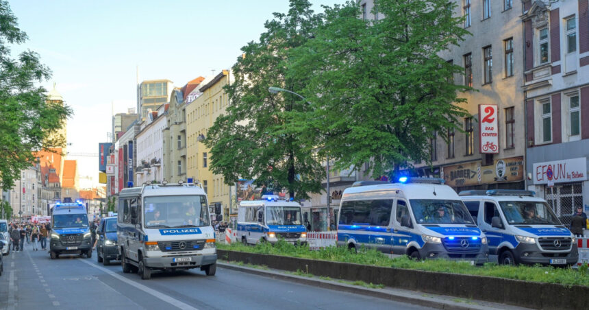 „Femeie înarmat cu un cuțit, atac brutal în München: intervenția poliției se finalizează cu o împușcare” 1 o femeie care a atacat doi oameni cu un cutit in munchen a fost impuscata de politisti 684541f457aec