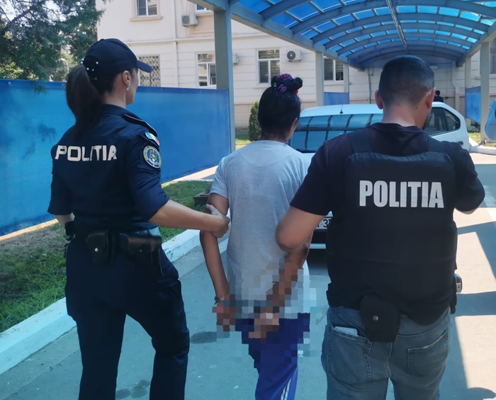 O femeie fugărită de poliția italiană pentru jaf și traversare ilegală a graniței, prinsă la Mangalia 1 o femeie cautata de autoritatile italiene pentru talharie si trecere frauduloasa a frontierei depistata la mangalia 684c02fa0fdd9