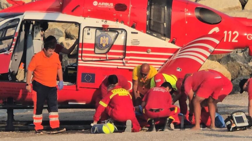 O tânără de 21 de ani a fost recuperată din valurile mării la Costinești 1 o femeie de 21 de ani a fost salvata din mare la costinesti 68486c44975f1