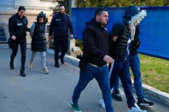 o femeie si iubitul acesteia acuzati ca au santajat mai multi barbati pe care i au filmat in ipostaze intime fara acordul lor ajung la inchisoare 685dc37e08f5f