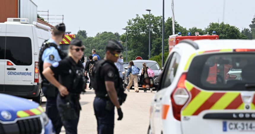 Tragedie într-un colegiu din Franța: O profesoară, victimă a unui elev. Macron condamnă „explozia de violență irațională” 1 o supraveghetoare scolara a fost ucisa de un elev la un colegiu din franta macron denunta un val de violenta fara sens 68483ccdcdc67