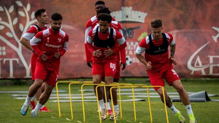 Noutăți de la Dinamo: Echipa pentru primul stagiu de pregătire estival! Patru portari convocați, iar doi jucători au rămas acasă sub decizia lui Zeljko Kopic. 1 oficial lotul lui dinamo pentru primul cantonament al verii 4 portari chemati si 2 fotbalisti lasati acasa de zeljko kopic 684eb34937fb0