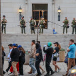 Orașele din SUA se mobilizează pentru noi manifestații, în contextul în care Los Angeles a intrat în alertă maximă. 2 orasele americane se pregatesc pentru noi proteste in timp ce la los angeles a fost decretata stare de urgenta 6849a3d08624b