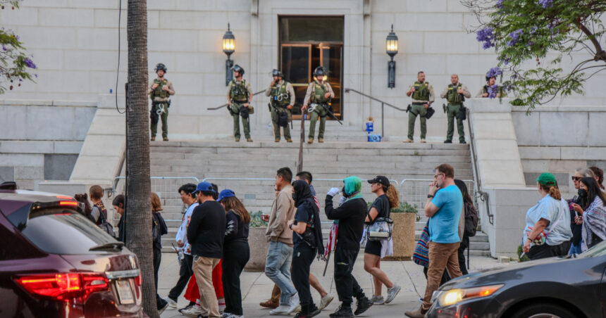 Orașele din SUA se mobilizează pentru noi manifestații, în contextul în care Los Angeles a intrat în alertă maximă. 1 orasele americane se pregatesc pentru noi proteste in timp ce la los angeles a fost decretata stare de urgenta 6849a3d08624b