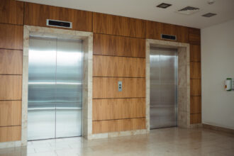 panica intr un bloc un lift cu patru persoane printre care un copil s a prabusit in gol mai multe etaje 68512ffa261b3