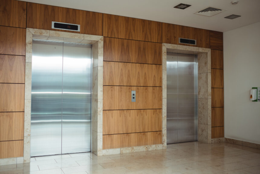Frică în apartamente: Un lift cu patru pasageri, inclusiv un copil, a căzut în abis pe câteva etaje 1 panica intr un bloc un lift cu patru persoane printre care un copil s a prabusit in gol mai multe etaje 68512ffa261b3