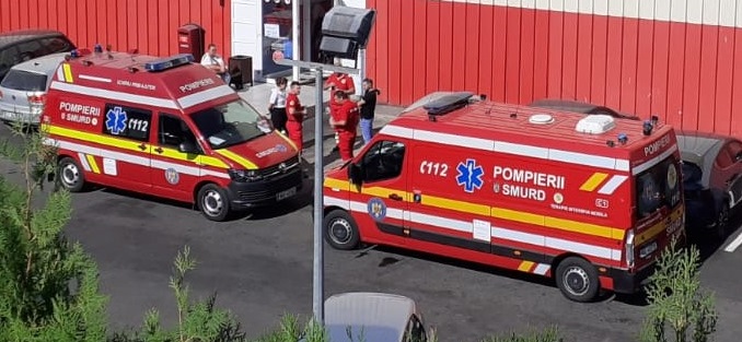 Teama s-a instalat într-un centru comercial după ce o porțiune din tavan a căzut brusc în fața vizitatorilor 1 panica intr un mall dupa ce o bucata din tavan s a prabusit chiar in fata clientilor 684745b7264ef