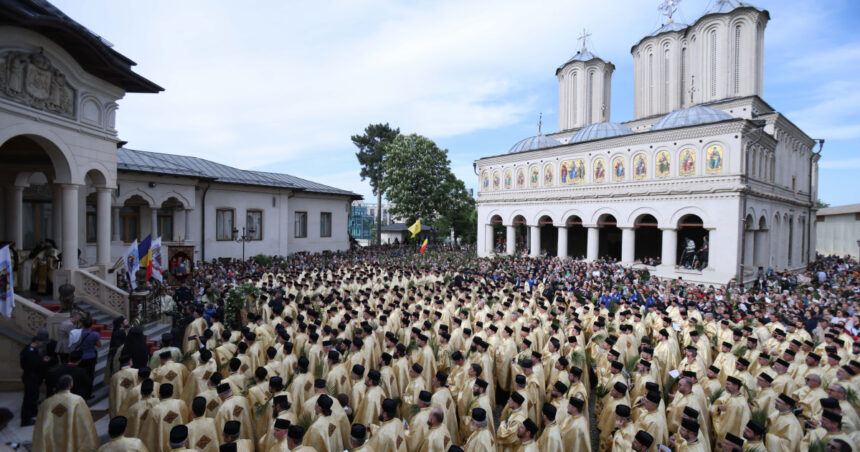 Patriarhia Română, în urma tragediilor provocate de violență împotriva femeilor însărcinate: „Aspecte ce subminează profund coeziunea familiei” 1 patriarhia romana dupa cazurile celor doua femei insarcinate ucise de parteneri fenomene care afecteaza grav unitatea familiei 68519a7151f40